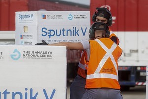 NA zzzznacp2NOTICIAS ARGENTINAS BAIRES, MARZO 22: El vuelo de AerolÃ­neas Argentinas que partiÃ³ el domingo de MoscÃº aterrizÃ³ esta tarde en el aeropuerto internacional de Ezeiza con 500.000 dosis de la vacuna rusa Sputnik V. Foto NA: MININTzzzz