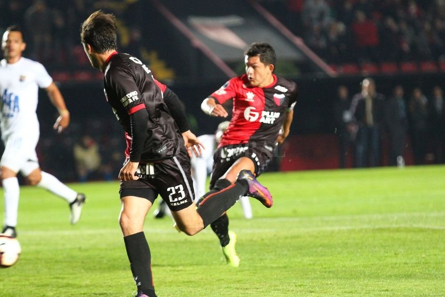 ELLITORAL_258703 |  Pablo Aguirre El Pulga Rodríguez define de zurda, después de un brillante contragolpe que empezó en Morelo y terminó en una muy buena definición del tucumano. Fue el segundo gol sabalero.