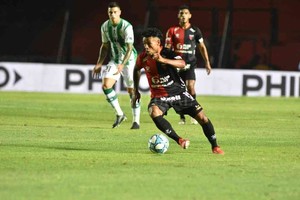 Manuel Fabatía Wilson Morelo en acción, previo a la infracción de Lollo que le produjo la fractura de clavícula y la correspondiente operación.