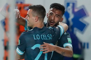 ELLITORAL_338370 |  Conmebol zzzznacd2NOTICIAS ARGENTINAS BAIRES, NOVIEMBRE 17: Nicolas Gonzalez festeja con Giovani Lo Celso el primer gol para Argentina ante Peru. Foto NA: CONMEBOLzzzz