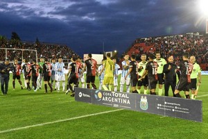 ELLITORAL_263447 |  Manuel Alberto Fabatía Como en la otra copa. La idea del equipo titular ?a excepción del arquero? que pondrá Pablo Lavallén en el partido de la Superliga frente a Lanús en Guidi y Arias es la misma de la Copa Argentina en la cancha de Patronato frente a los tucumanos en la cancha de Patronato. Por ahora, todo lo que viene diagramando el cuerpo técnico sabalero le sale a la perfección en las tres competencias: Copa Argentina, Superliga y Copa Sudamericana.