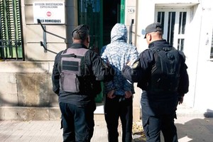 El Litoral El detenido tiene 29 años y fue atrapado por personal del Cuerpo Guardia de Infantería en el mismo Fonavi de barrio San Jerónimo.