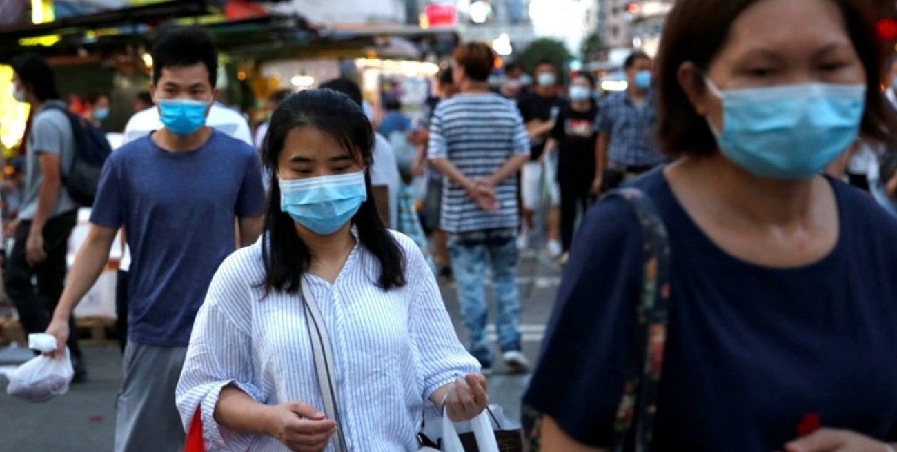 Hong Kong impone restricciones ante fuerte ola de coronavirus