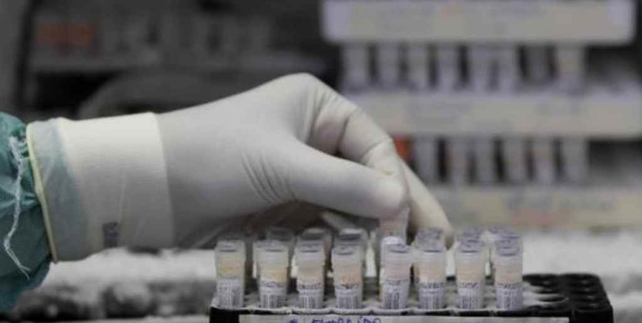 España: registran más de 300 casos de posibles reacciones adversas por tratamientos contra el coronavirus 