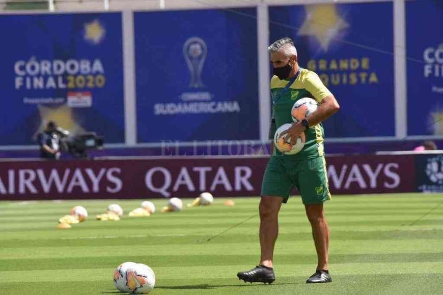 ELLITORAL_354213 |  Gentileza Gustavo Nepote en el momento de salir al campo de juego del estadio Mario Alberto Kempes, la inolvidable jornada del 23 de enero para comenzar a entrenar a sus arqueros. En Unsaín, generalmente el titular, se fundamentó también una parte importante del éxito del Halcón de Varela.