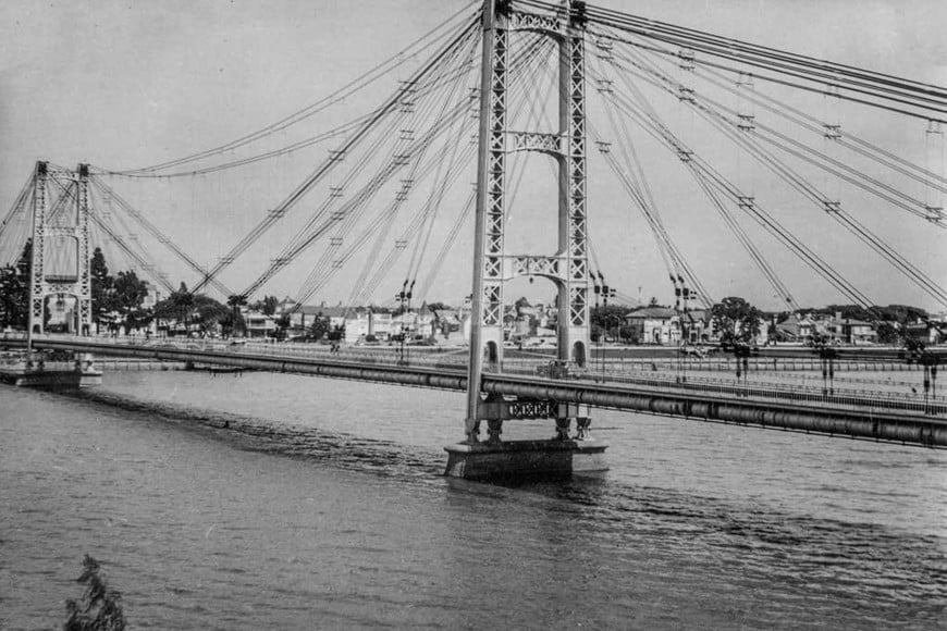 ELLITORAL_367172 |  Gentileza M. Testi. Así lucía el Puente Colgante, en una imagen tomada el día de la inauguración del Oroño