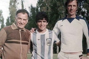 Gentileza Una verdadera postal del fútbol argentino: el maestro Ernesto Duchini junto a Diego Armando Maradona y César Luis Menotti.