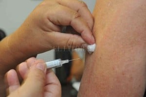 ELLITORAL_369121 |  Flavio Raina La vacunación antigripal tiene por objetivo reducir las complicaciones, hospitalizaciones, muertes y secuelas ocasionadas por la infección por el virus influenza (A y B) en la población de riesgo , recordó Guerrero.