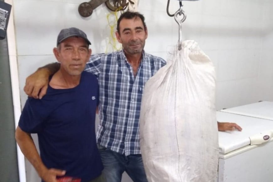 ELLITORAL_347863 | Gentileza Los productores constatando el peso de la sandía