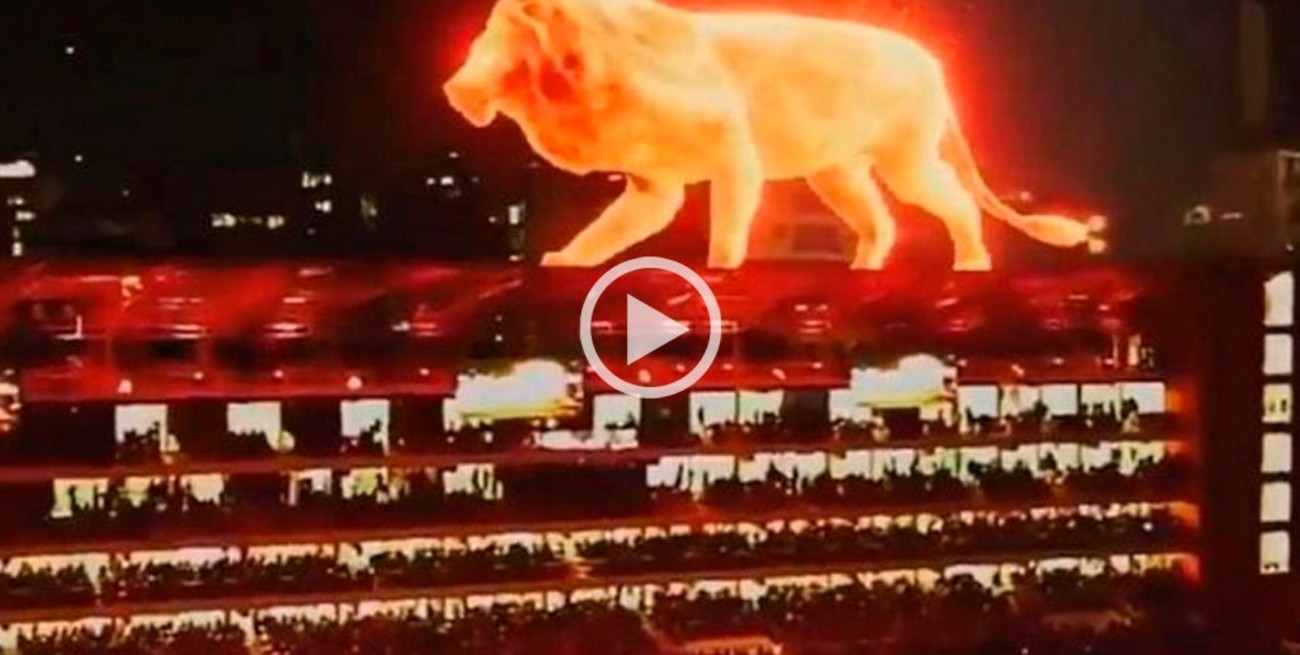 El león de fuego que paralizó a los hinchas de Estudiantes en la inauguración de su nuevo estadio