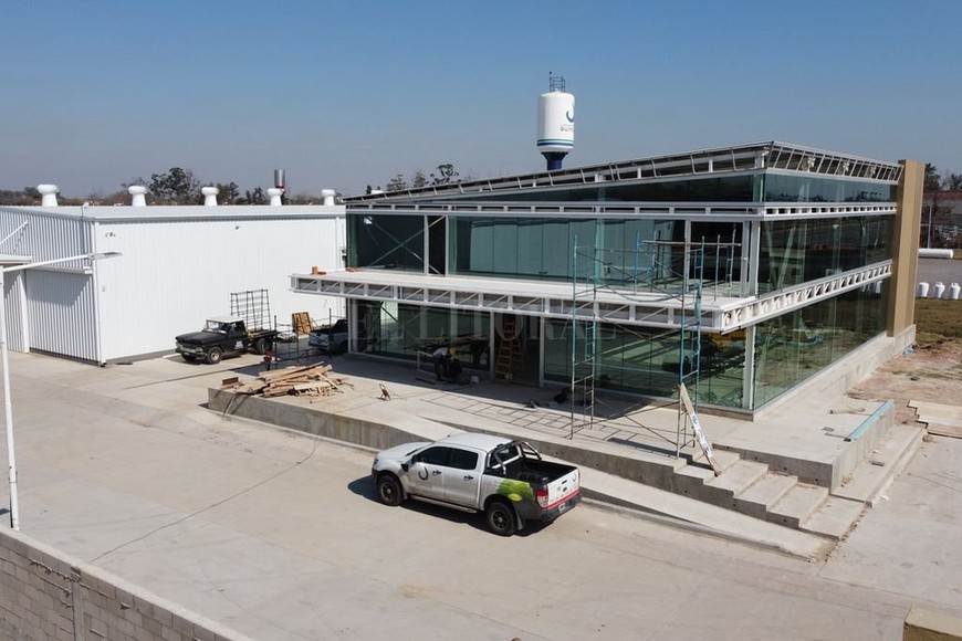 ELLITORAL_321108 |  Fernando Nicola La nueva planta, ubicada sobre ruta 19, siguiendo la política ambiental de la empresa, tendrá una impronta sustentable ya que hará un mejor uso de la energía.