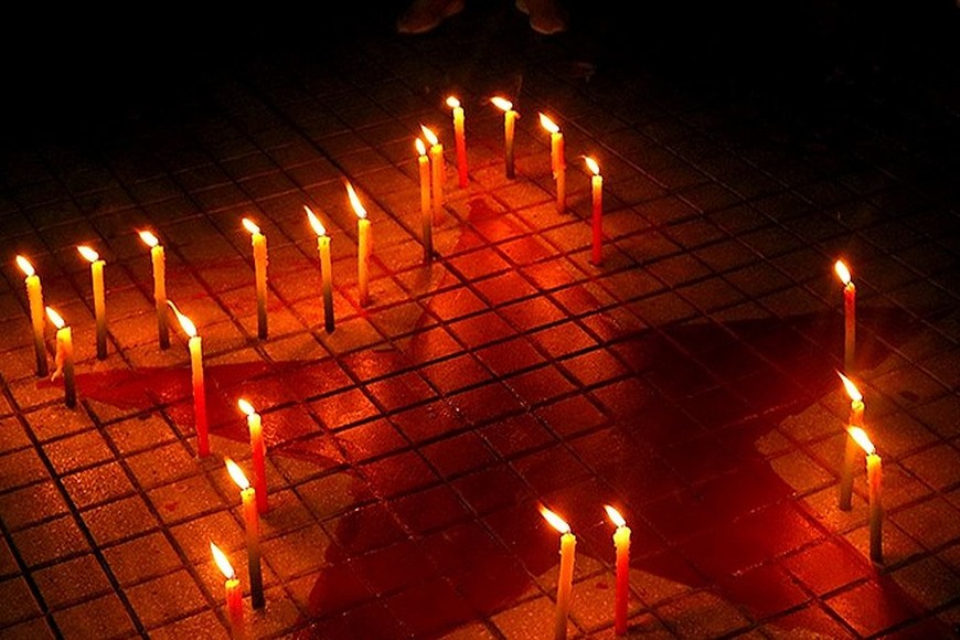 ELLITORAL_360545 |  Sebastián Moreno Estrella roja frente a la sede de la Gobernación en la ciudad de Rosario