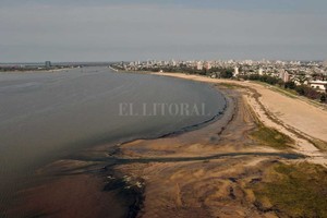 ELLITORAL_308147 |  José Vittori Desagüe. La imagen aérea muestra, en la margen oeste, uno de los desagües pluviales hacia la laguna Setúbal.