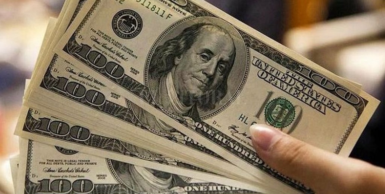 El dólar abrió estable a $ 66 en el Banco Nación y el riesgo país se mantenía en 3.708