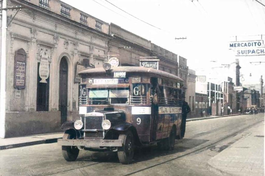 ELLITORAL_322157 |  Archivo El Litoral Colectivo Linea  g  por Calle Suipacha. 1950.