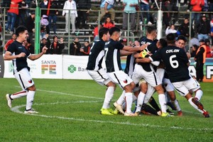 ELLITORAL_254170 |  Daniel Ponce Todos sobre Hass El  Facha , arquerito sabalero, quedó abajo de todos en la montaña de Colón para festejar en Sunchales el pase a las semifinales en la Copa Santa Fe. Los chicos de Pablo Bonaveri, próximo entrenador de reserva en la Superliga, se desquitaron de Unión de Sunchales en su propia cancha. Ahora, el  Lobo  de Las Parejas será el rival en semifinales: la ida allá y la revancha en el Cementerio.