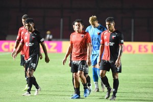 ELLITORAL_356070 |  Manuel Fabatia Alex Vigo saliendo del campo de juego con el Pulga Rodríguez y Delgado, entre otros. Sus días en Santa Fe parecen contados. Está todo dado para que se haga el pase a River.