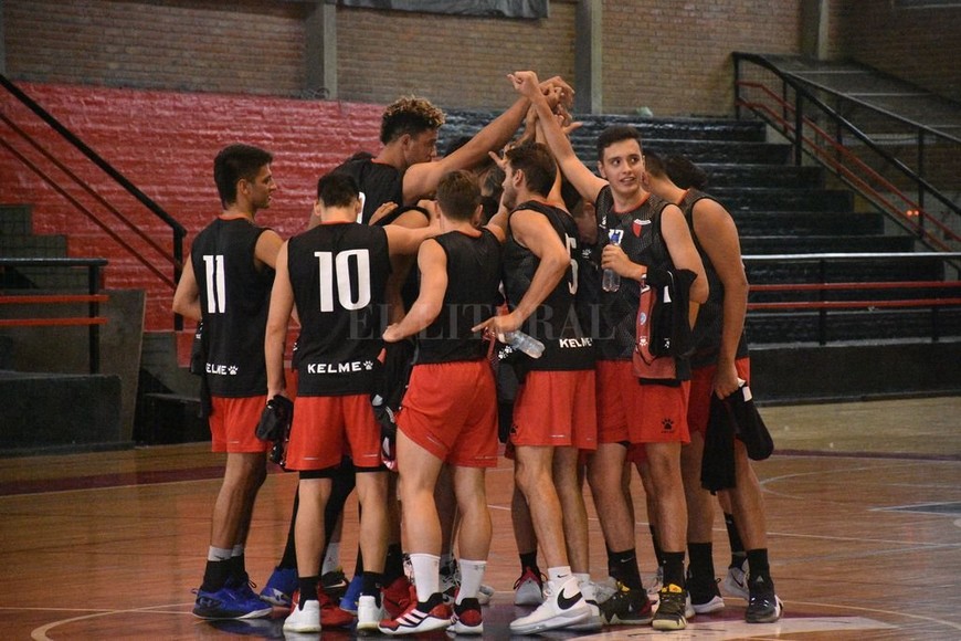 ELLITORAL_357799 |  Manuel Fabatia Fortalecerse en unidad. Más allá que se escapó la posibilidad de alcanzar el primer triunfo en el torneo en el epílogo del partido, el recién conformado plantel del Club Atlético Colón sabe que deberá ser paciente en búsqueda de la necesaria cohesión.