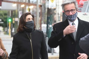 Telam Silvia Majdalani en momentos de ingresar a los juzgados de Loma de Zamora acompañada por su abogado defensor.