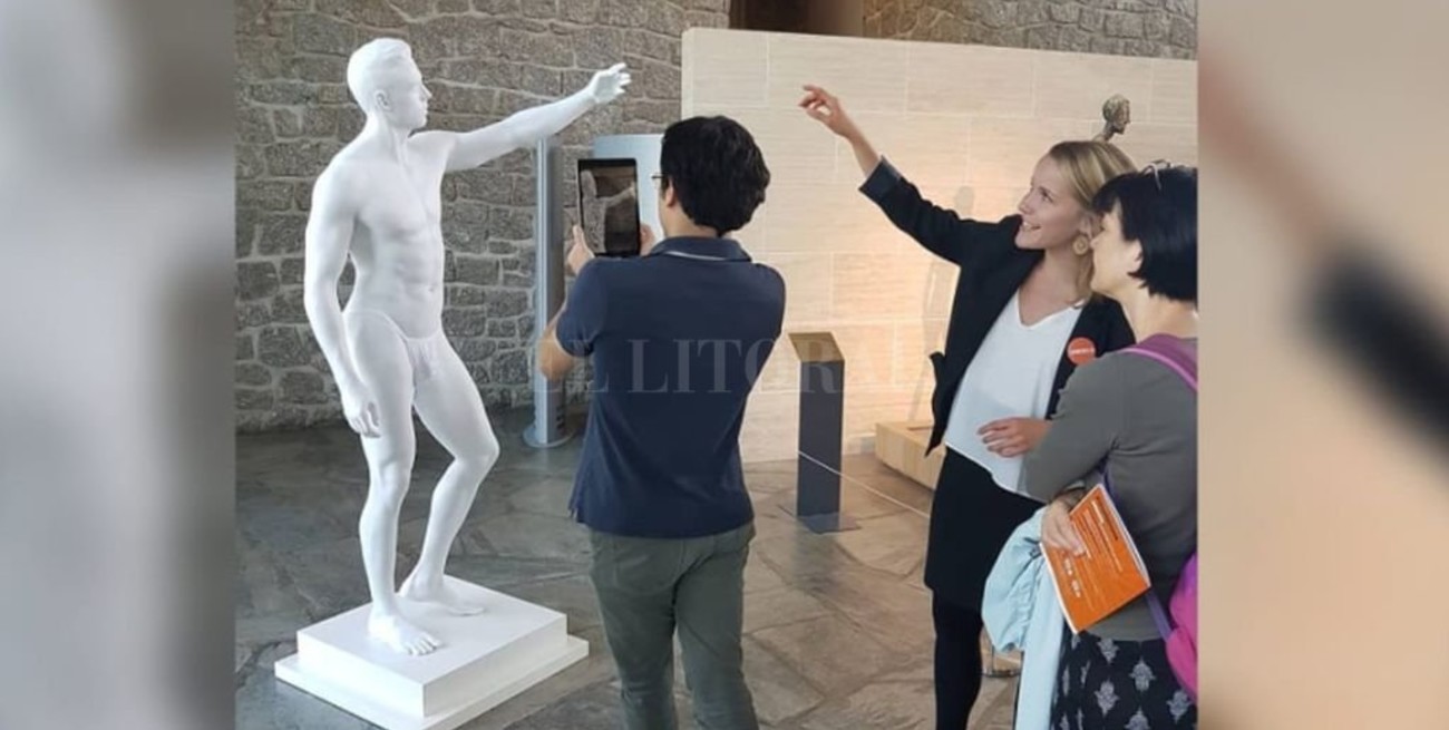 La Unesco mandó a un escultor a "vestir" a sus estatuas