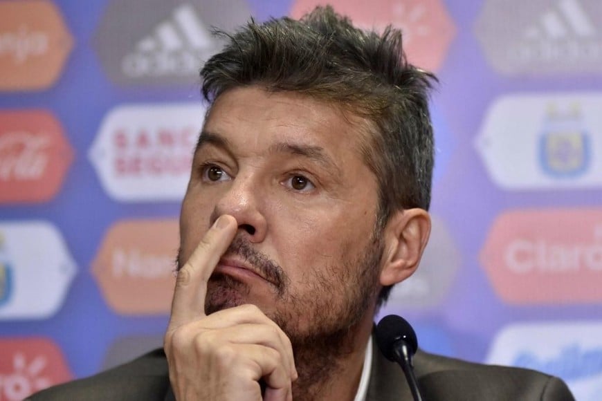 ELLITORAL_350089 |  Gentileza Pensó, pensó y definió. Marcelo Hugo Tinelli, hombre fuerte del fútbol argentino ahora al lado de Tapia, se inclinó por Dabove como DT de su querido San Loerenzo de Almagro.