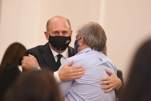 Manuel Fabatía Michlig estuvo en el acto de jura de ministros y fue saludado por Perotti y sus compañeros de gabinete.