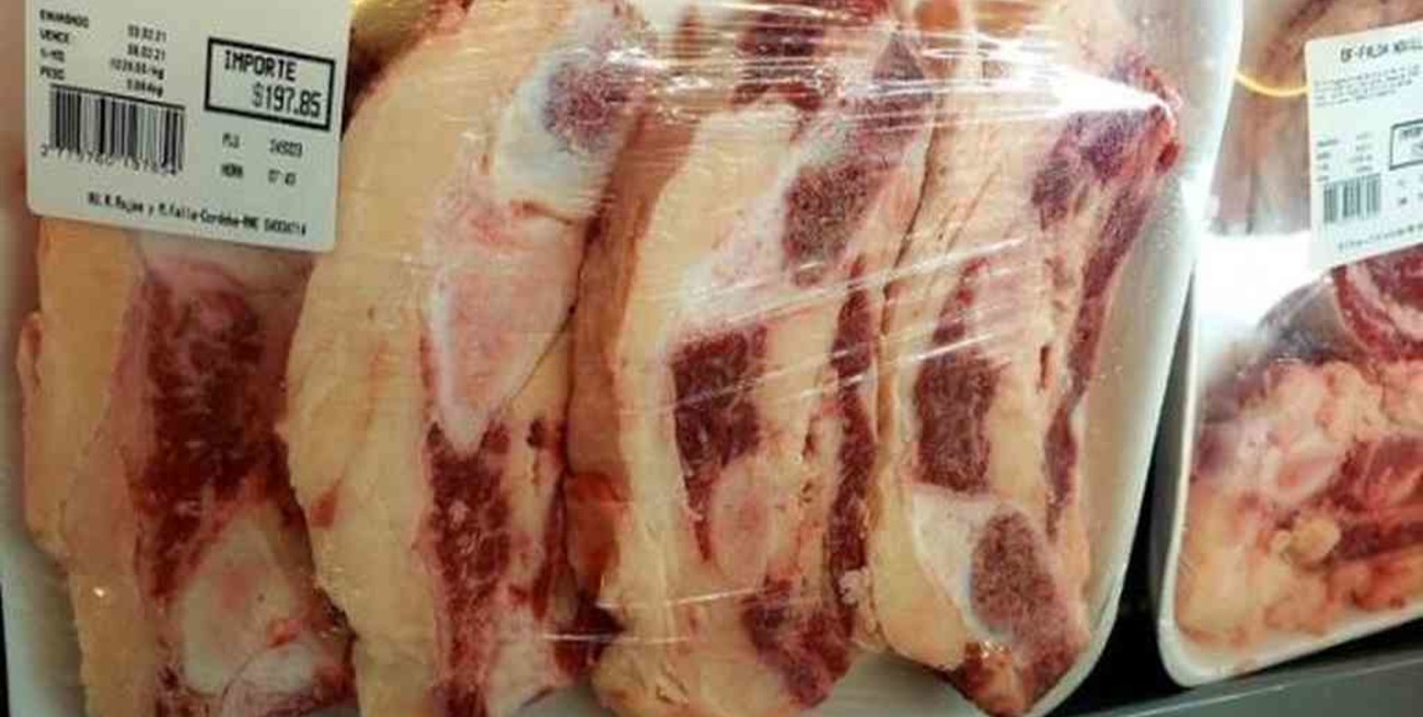 Indignación y polémica por las imágenes de carne a "precios populares" que difundió El Dipy