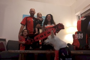 ELLITORAL_265078 |  Gentileza Matías y su familia en Israel, todos con la camiseta de Colón.