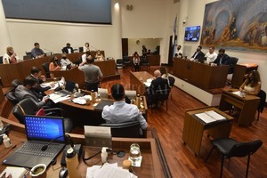 Mauricio Garín En una maratónica sesión, el Concejo trató y aprobó las dos ordenanzas clave para la administración financiera municipal de 2021.