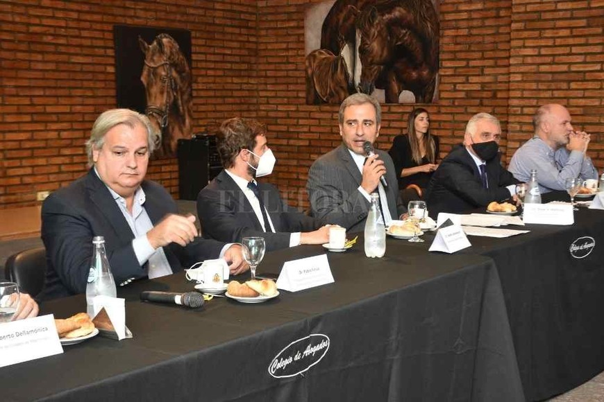 ELLITORAL_362992 |  Guillermo Di Salvatore Farías y Martínez encabezaron el encuentro con activa participación de integrantes de los tres poderes y colegios profesionales.