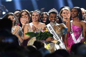 ELLITORAL_274751 |  Paras Griffin ATLANTA, GEORGIA - DECEMBER 08: (EDITORIAL USE ONLY) Miss Universe 2019 Zozibini Tunzi, of South Africa, is crowned onstage at the 2019 Miss Universe Pageant at Tyler Perry Studios on December 08, 2019 in Atlanta, Georgia. (Photo by Paras Griffin/Getty Images)