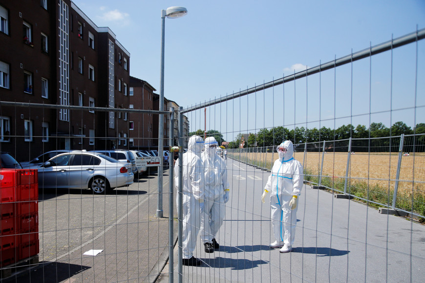 ELLITORAL_341240 | Gentileza Members of a mobile testing unit of the German Army and German Red Cross prepare outside the homes of employees of the Toennies factory, who are under lockdown after a coronavirus disease (COVID-19) outbreak in the meatpacking plant, in Verl, Germany, June 23, 2020. REUTERS/Leon Kuegeler