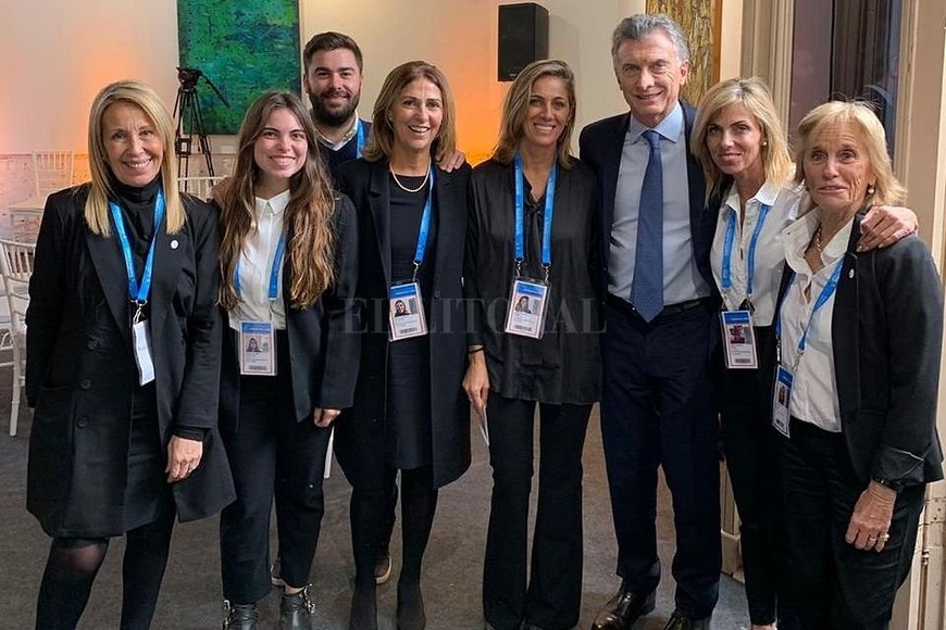 ELLITORAL_254805 |  Gentileza Agradecido. El presidente Mauricio Macri se acercó a las encargadas del servicio, de Gut catering, las felicitó y les agradeció.