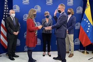 @usembassyve Jura de James Story.