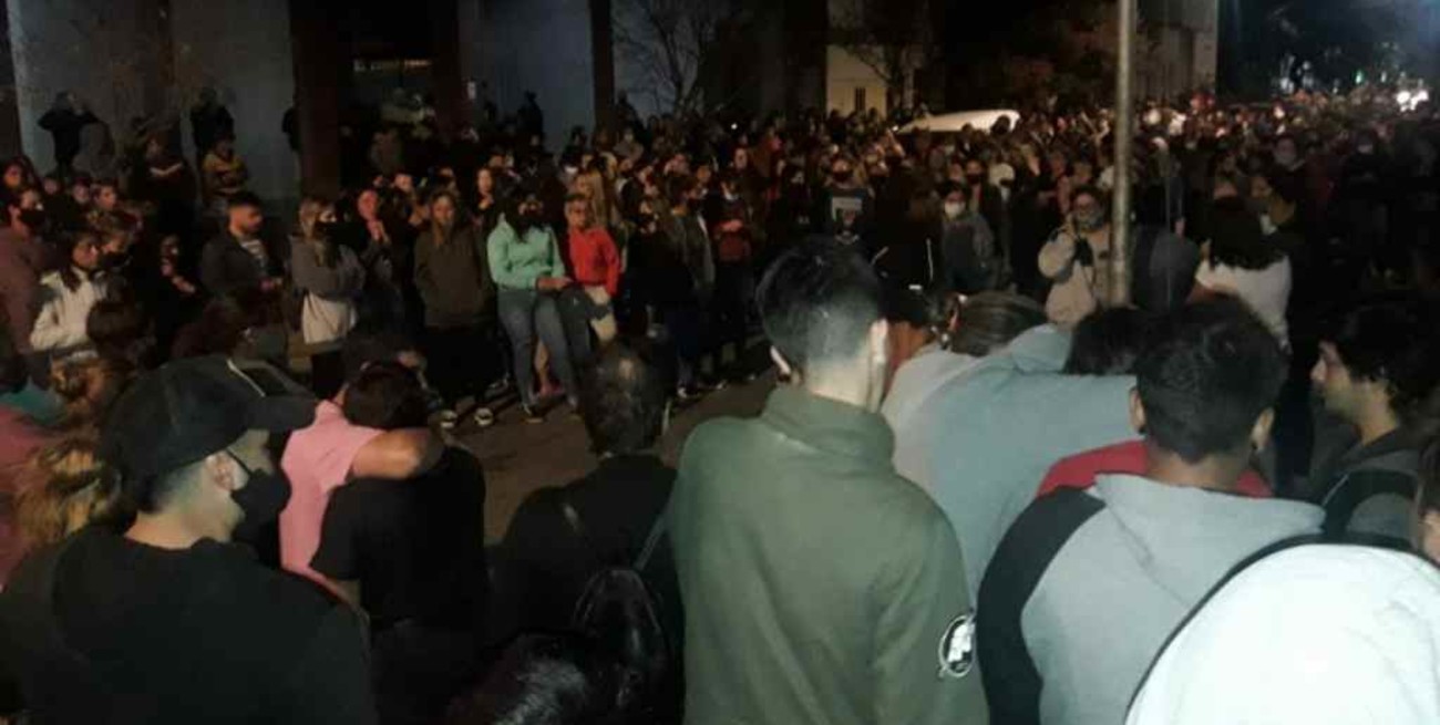 Conmoción por el femicidio de una joven en Rojas: protestas en la sede policial y represión 