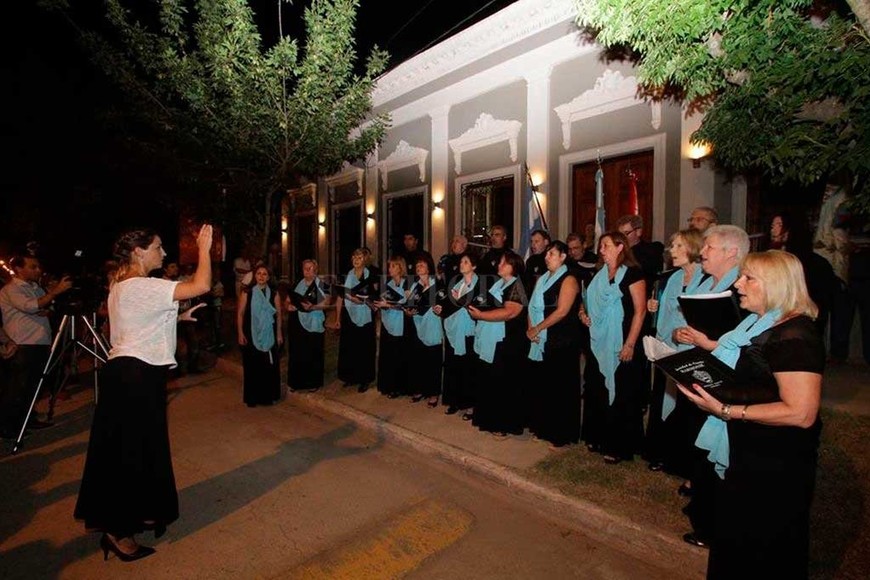 ELLITORAL_347842 |  Archivo El Litoral En su visita a la ciudad, el presidente disfrutó de una actuación a cargo del coro de la Sociedad de Canto Harmonie, institución todavía sigue en funcionamiento.