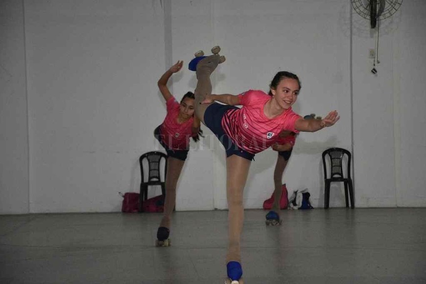 ELLITORAL_334646 |  Manuel Fabatía En plena actividad. Con la presencia de la profesora Melina Mateos, el grupo trabaja, protocolos mediante, en el club Independiente de barrio Roma.