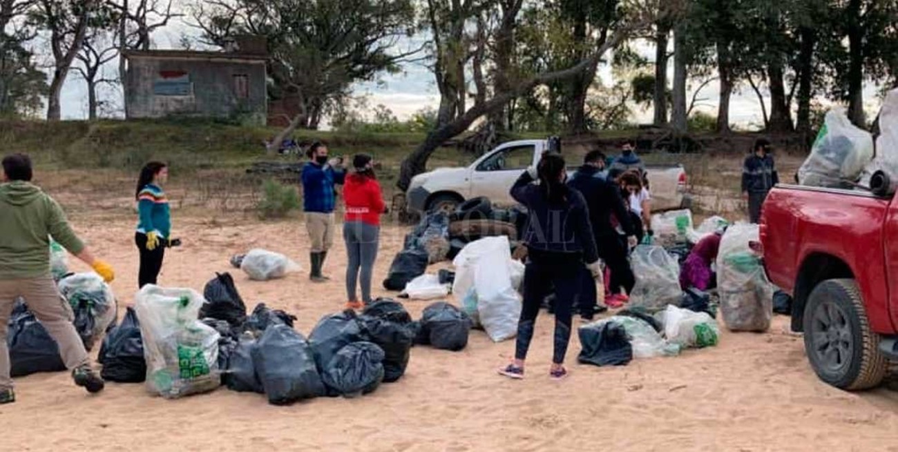 Vecinos y voluntarios limpiaron la playa de "El Chaquito"