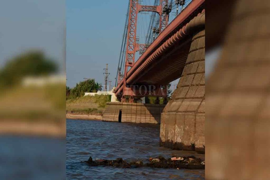 ELLITORAL_299121 |  Mauricio Garín. Restos. Cuando el río está alto no está señalizado, por lo que puede ser un peligro para los navegantes.