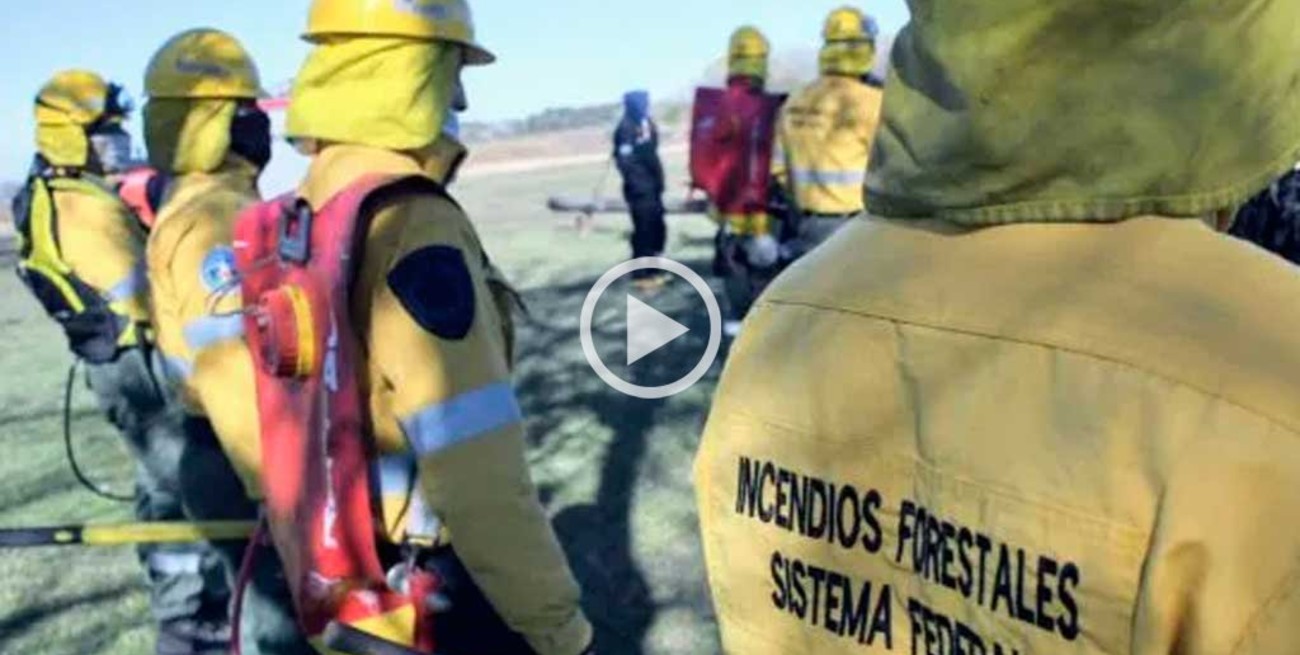 Video: así trabajan los bomberos en los incendios de las islas frente a Rosario
