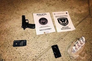 ELLITORAL_355957 |  El Litoral El delincuente  descartó  su pistola de grueso calibre antes de ser arrestado, pero los policías la encontraron.