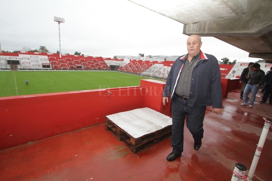 ELLITORAL_353214 |  Guillermo Di Salvatore Cerrar bandeja...cerrar grieta. La llamada bandeja sur que trajo tantas discusiones entre los propios tatengues, incluso el grupo de arquitectos. El presidente Spahn (foto), otra vez en el centro de la escena.