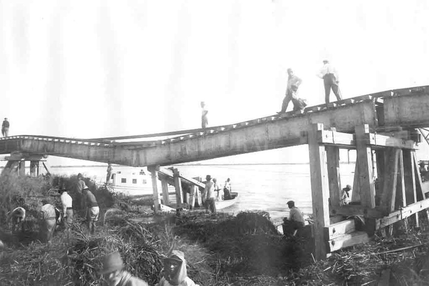 ELLITORAL_299124 |  Archivo. Anterior. Antiguo puente ferroviario, en momentos en que colapsó; cruzaba por donde hoy está el Colgante.