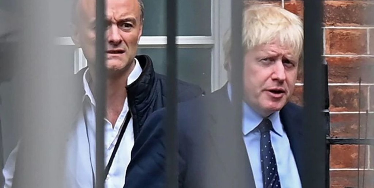 Crece la presión contra un asesor de Boris Johnson y el gobierno se concentra en la reapertura