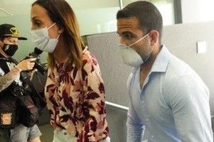 ELLITORAL_339723 |  Captura de pantalla Agustina Cosachov junto al doctor Carlos Díaz en la clínica donde estaba internado Diego Maradona