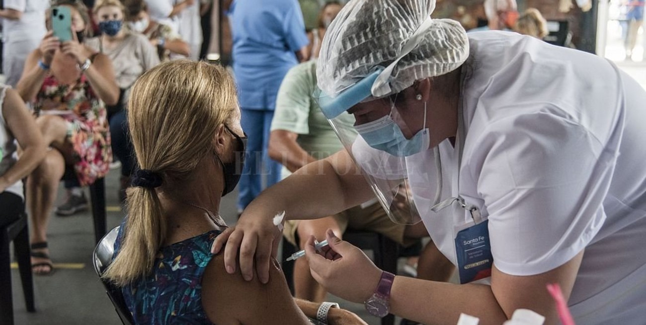Más de 420 mil docentes y auxiliares fueron vacunados en todo el país