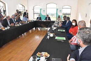 Flavio Raina Emilio Jatón encabezó el encuentro, junto a miembros de su gabinete y al presidente del Ente Portuario, Carlos Arese.