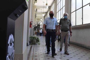 Guillermo Di Salvatore Molina (UPCN) y Hoffmann (ATE) ingresando a una de las varias reuniones paritarias para cerrar acuerdo en 2020.