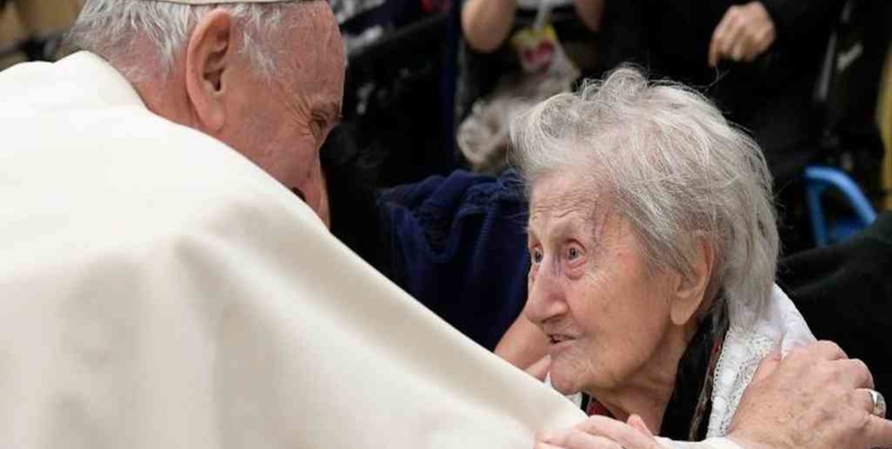 El Vaticano denunció que los ancianos "fueron tratados cruelmente" durante la pandemia