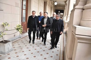 Guillermo Di Salvatore Una de las preguntas que plantean los representantes del gobernador electo es por qué, habiendo más de siete mil vacantes disponibles en el Estado, se apeló durante toda la gestión a la figura del  contratado .
